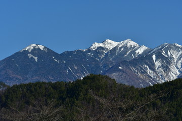 Fototapeta na wymiar 八ヶ岳の残雪と大きな青空