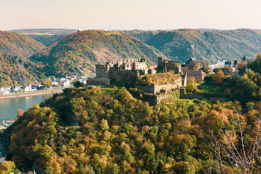 The castle ruin Rheinfels is situated on a green hill next to the picturesque Rhine in Germany.