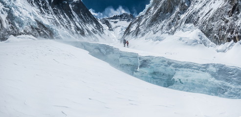 Double Amputated old man XIABOYU across the huge crevasse