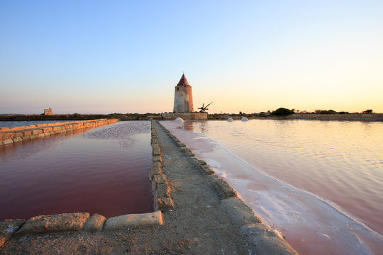 Antiche saline in disuso sull'Isola Lunga (Marsala). 