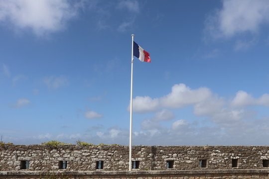 Drapeau français à Port-Louis, ville de Port-Louis, département du Morbihan, région Bretagne, France
