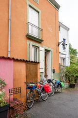 Fototapeta na wymiar Photo de vélos de cyclotourisme devant les maisons colorées du village de Trentemoult, Nantes, France