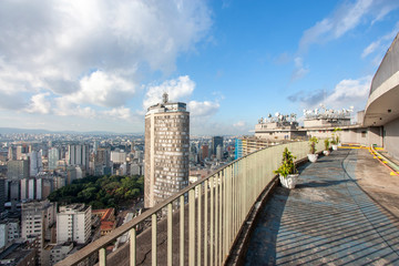 Fototapeta na wymiar Terraço do Edifício Copan, ponto turístico da cidade de São Paulo, Brasil. Com vista para o horizonte da capital e destaque para o Círcolo Italiano, famoso Terraço Itália.