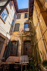 Quintal de antiga casa abandonada. Ruínas do hospital Matarazzo antes da revitalização.