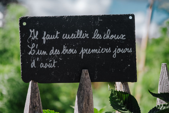 proverbe fran&ccedil;ais &eacute;crit sur une plaque en ardoise