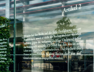 Artikel des Grundgesetz Deutschland an dem Kunstwerk Grundgesetz 49 in Berlin