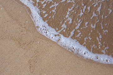 Fototapeta na wymiar 波と砂浜の間