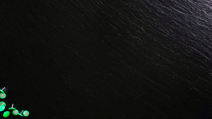 Office / Büro Collage / Hintergrund Bürosortiment auf schwarzem Hintergrund mit Reißzwecken und Freiraum für ihren Text (Copy Text) Licht von rechts oben