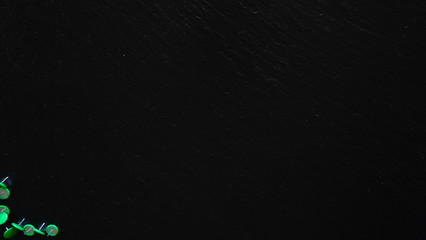 Office / Büro Collage / Hintergrund Bürosortiment auf schwarzem Hintergrund mit Reißzwecken und Freiraum für ihren Text (Copy Text) 