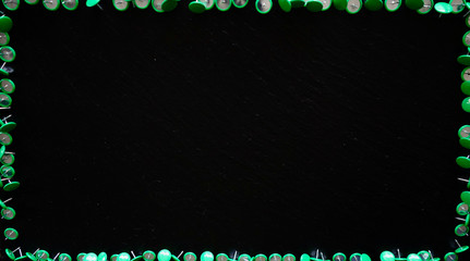 Office / Büro Collage / Hintergrund Bürosortiment auf schwarzem Hintergrund mit Reißzwecken und Freiraum für ihren Text (Copy Text) bildet einen Rahmen