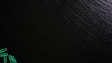 Office / Büro Collage / Hintergrund Bürosortiment auf schwarzem Hintergrund mit Büroklammer und Freiraum für ihren Text (Copy Text) mit licht von rechts oben