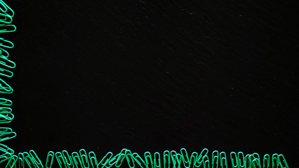 Office / Büro Collage / Hintergrund Bürosortiment auf schwarzem Hintergrund mit Büroklammer und Freiraum für ihren Text (Copy Text) bildet einen Rahmen