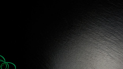 Office / Büro Collage / Hintergrund Bürosortiment auf schwarzem Hintergrund mit Gummiband und Freiraum für ihren Text (Copy Text) mit licht von rechts unten