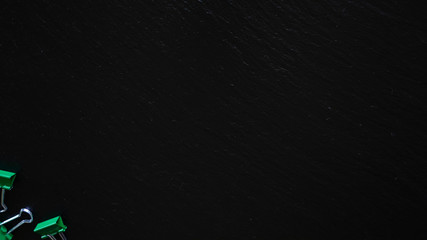 Office / Büro Collage / Hintergrund Bürosortiment auf schwarzem Hintergrund mit Binder-Clips und Freiraum für ihren Text (Copy Text)