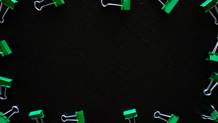 Office / Büro Collage / Hintergrund Bürosortiment auf schwarzem Hintergrund mit Binder-Clips und Freiraum für ihren Text (Copy Text) bildet einen Rahmen