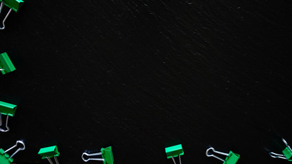 Office / Büro Collage / Hintergrund Bürosortiment auf schwarzem Hintergrund mit Binder-Clips und Freiraum für ihren Text (Copy Text) bildet einen Rahmen