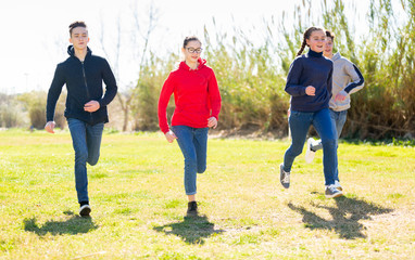 Naklejka premium Activity teenagers compete in the spring park