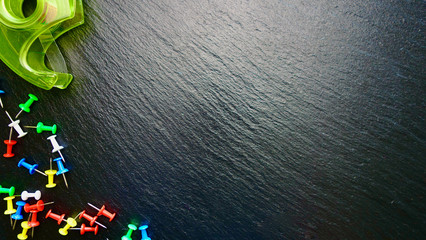 Office / Büro Collage / Hintergrund Bürosortiment auf schwarzem Hintergrund mit Pins, Tesaabroller und Freiraum für ihren Text (Copy Text)