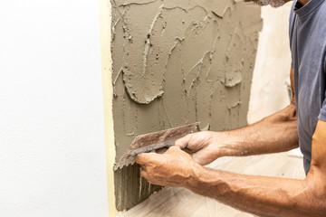 Preparazione posa piastrelle