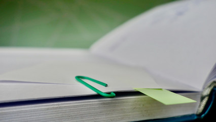 Office / Büro Collage / Hintergrund Bürosortiment auf schwarzem Hintergrund mit Büroklammer, Notizbuch, Stift und Freiraum für ihren Text (Copy Text)