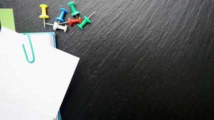 Office / Büro Collage / Hintergrund Bürosortiment auf schwarzem Hintergrund mit Büroklammer, Notizbuch, Stift und Freiraum für ihren Text (Copy Text)