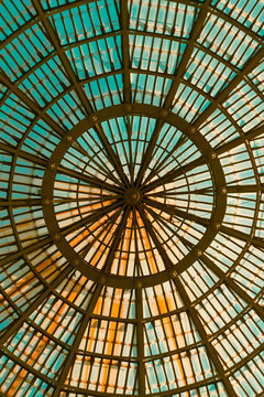 Cupola a raggi colorata