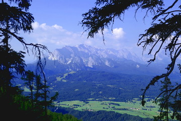 Obraz na płótnie Canvas view of the wetterstein mountains close to kruen, bavaria