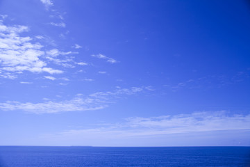 Fototapeta na wymiar 真っ青な海に浮かぶ飛島
