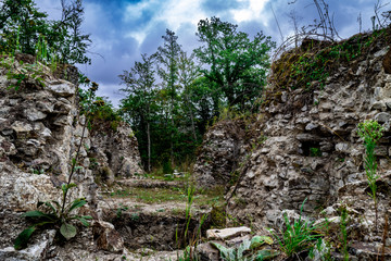 Fototapeta na wymiar vestiges des ruines d'un château