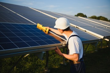 Obraz premium Worker installing solar panels outdoors