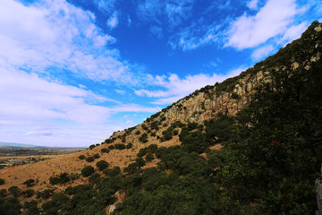 Paisaje semi-desértico con cuelo nublado