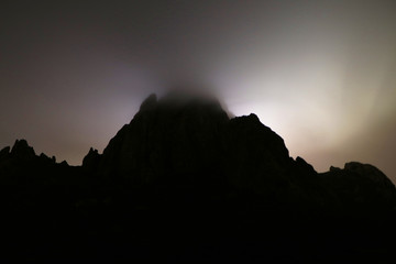 Peña de Bernal de noche y neblina