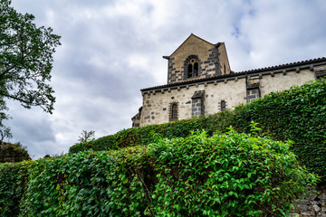 Fototapeta na wymiar Église Romane Saint-Bonnet.Le bourg, Miremont 63