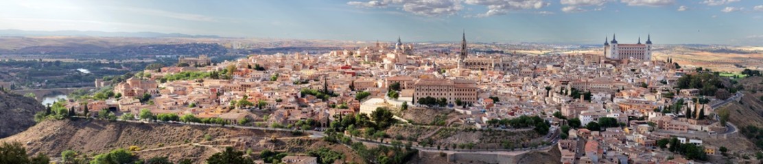 Fototapeta na wymiar Afternoon view over the old town of Toledo, Spain