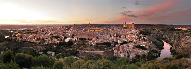 Obraz premium Evening view over the old town of Toledo, Spain 