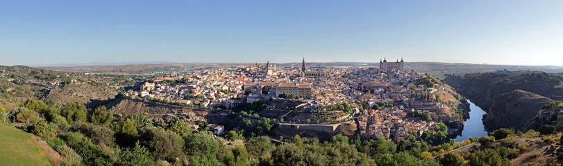 Fototapeta na wymiar Early morning view over the old town of Toledo, Spain