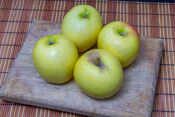 Plato de cuatro manzanas para comida saludable