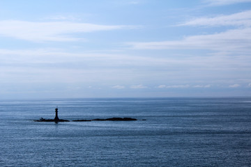Fototapeta premium 霞む海に浮かぶ灯台