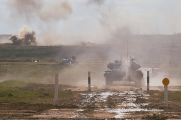 Obraz premium Modern tank at the tank biathlon competition in Alabino near Moscow during the Army-2020 forum