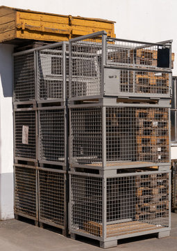 Graue gestapelte Gitterboxen und Holzkiste