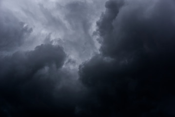 Cielo scuro e nuvoloso, minaccioso con nuvole grigie, temporale in arrivo
