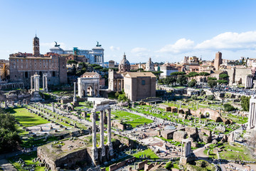 Fototapeta na wymiar panorama dei fori imperiali a roma, con cielo sereno