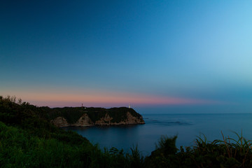 灯台の見える海の地平線。夕暮れ時