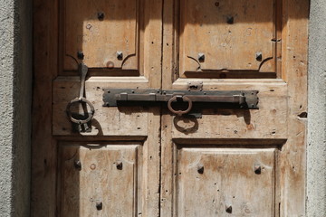 Stare drewniane drzwi zamknięte na rygiel - obrazy, fototapety, plakaty