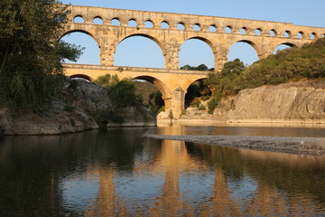 Akwedukt Pont du Gard nad rzeką Le Gardon we Francji o poranku