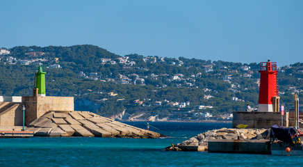 Entrada y salida del puerto de Javea con el Cabo de la Nao en el fondo