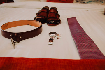 Reloj, cinturon, mancuernilas y zapatos