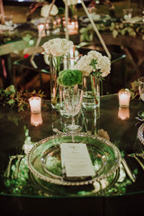 Detalles de mesa de boda en noche