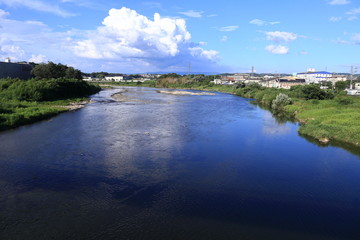 Fototapeta na wymiar 名張川の水が空を映し出す