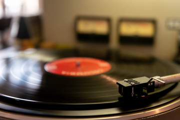 レコードプレイヤー　レコードとターンテーブルと針　